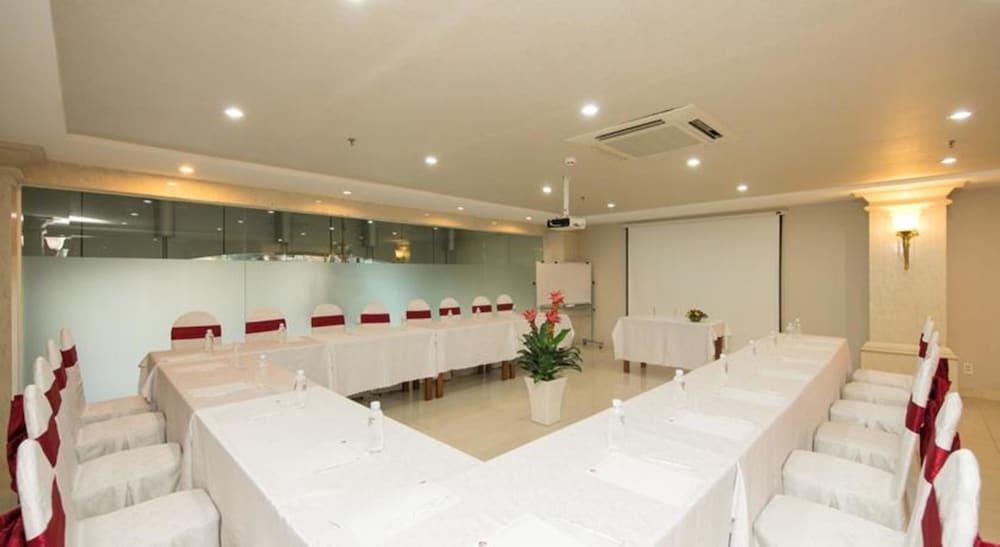 Reddoorz Premium White Lion Hotel
