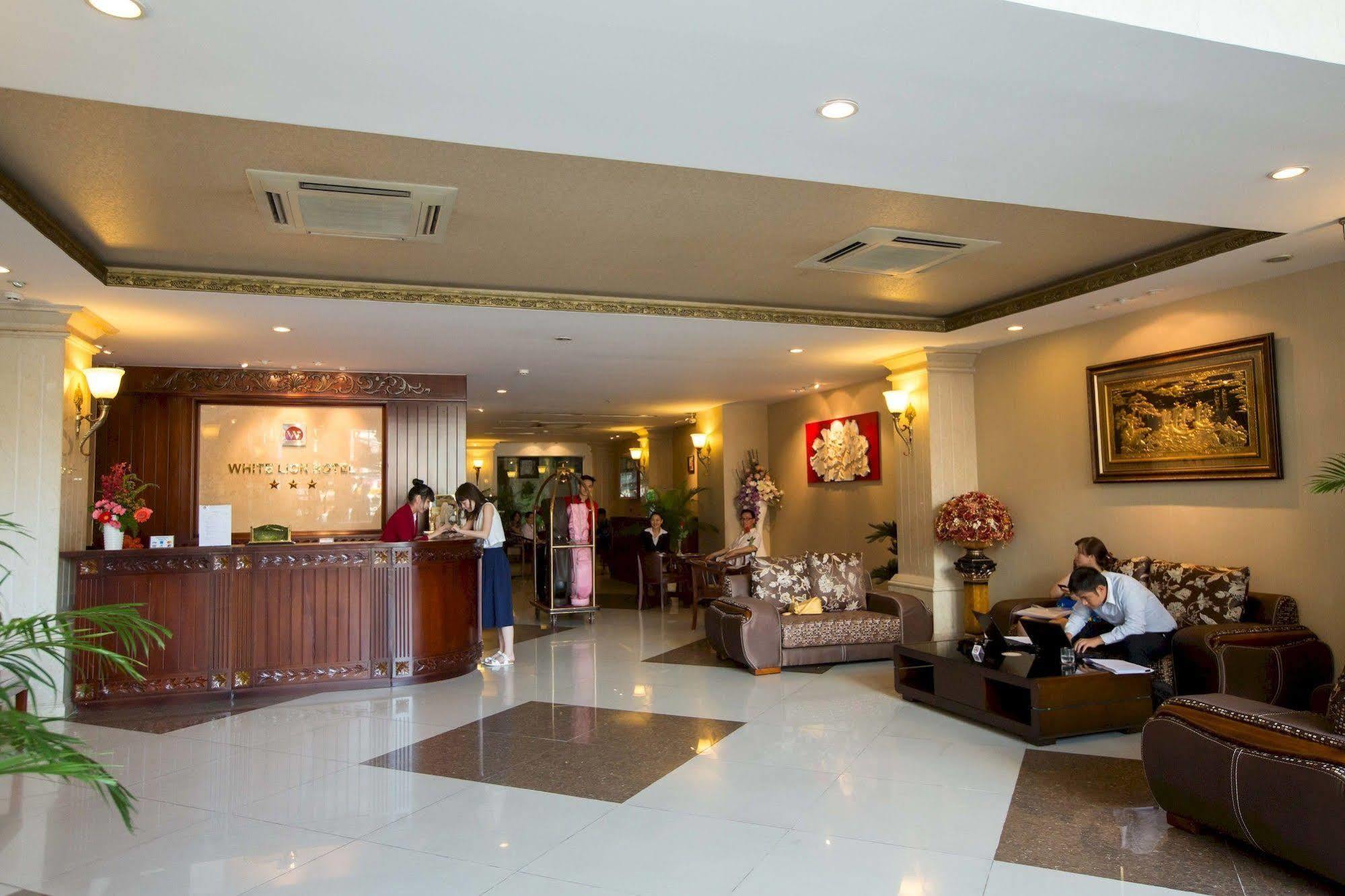 Hotel Reddoorz Premium White Lion 3*